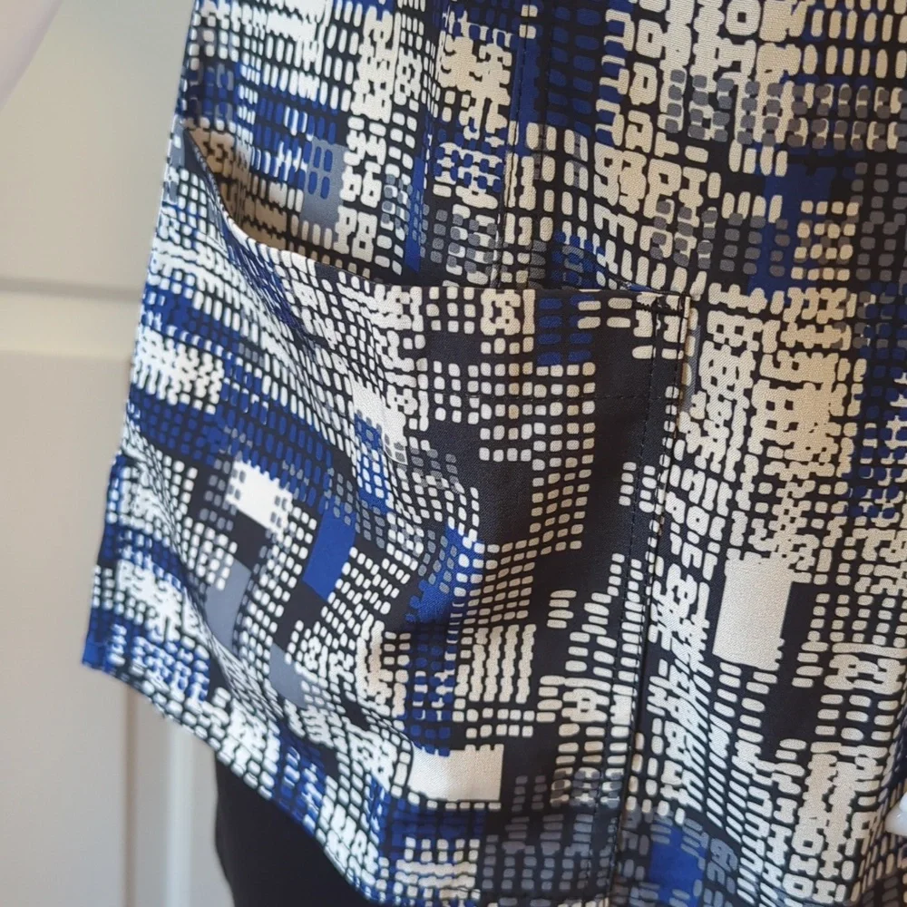 Activate by Med Couture Women's Patterned V Neck Scrub Top With Pockets Size M - Picture 2 of 8